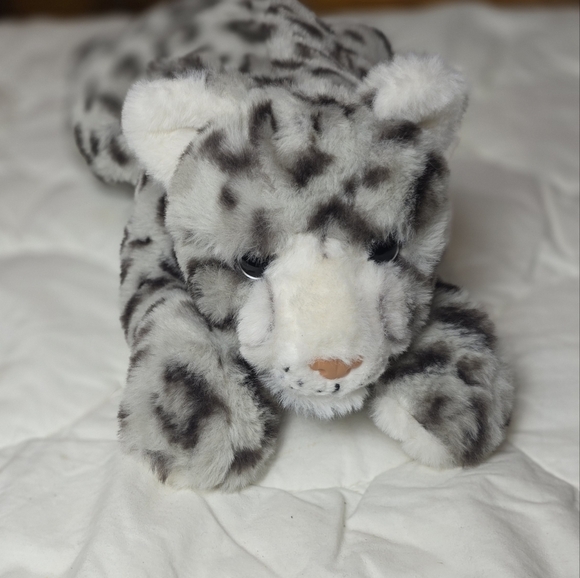 FAO Schwarz Snow Leopard Plush 14” Stuffed Animal Gray White Spotted Cat - Picture 1 of 9